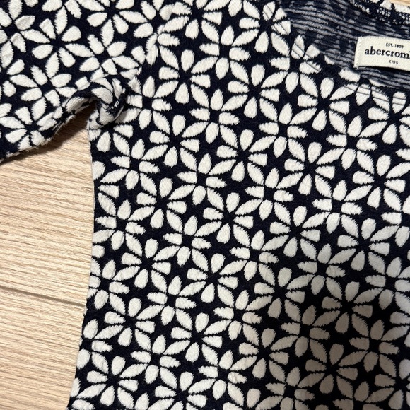 Abercrombie Kids Navy and White Flower Patterned Top - Picture 3 of 4